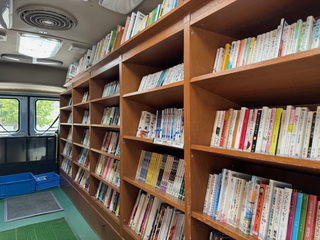 移動図書館車本棚